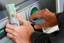 Hạn mức rút tiền thay đổi: Người dân được rút tối đa bao nhiêu tiền?