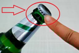 Bí kíp mở nắp chai bia cực nhanh: Chỉ cần nhắm đúng ‘điểm nhỏ’, không cần dụng cụ