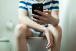 Rơi 13cm ruột ra ngoài vì dùng điện thoại trong toilet 2 tiếng: 5 tác hại khi dùng điện thoại lúc đi vệ sinh