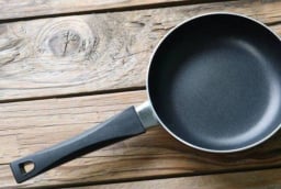 Chảo cũ mất lớp chống dính đừng vội vứt – Nhỏ vài giọt này vào, chảo lại “như mới” chỉ sau 1 phút!