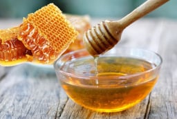 Bật mí 5 mẹo phân biệt mật ong thật – giả: Dân nuôi ong lâu năm cũng thường dùng