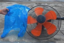 Mẹo vệ sinh quạt sạch bóng chỉ với 1 túi nilon – không cần tháo khung, ai cũng làm được