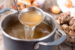 Khi hầm xương, nên mở vung hay đậy vung nồi?