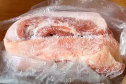 3 mẹo rã đông thịt giữ nguyên độ tươi ngon, không cần ngâm nước