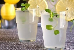 Cách pha nước chanh muối ấm uống buổi sáng làm sạch ruột, không hại dạ dày