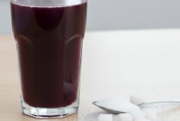 Hai loại đồ uống dễ gây biến chứng tim mạch ở người đang dùng thuốc hạ huyết áp