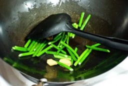 Bước sang 2026, phải vứt ngay đồ dùng nhà bếp này: thải hàng triệu hạt vi nhựa, nhiều gia đình vẫn dùng mỗi ngày