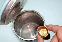 Đổ loại nước này vào ấm siêu tốc, hết hẳn cặn vôi, sạch bong như mới