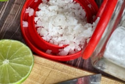 Cách uống nước chanh muối ấm buổi sáng giúp nhuận tràng, giảm cân, không xót ruột