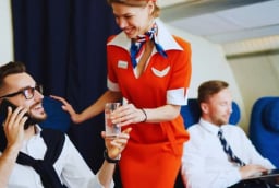 Tại sao các tiếp viên không về nhà sau khi hạ cánh mà thường thích qua đêm ở khách sạn 5 sao?