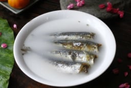 Vì sao nên ngâm cá khô với nước vo gạo trước khi chiên?