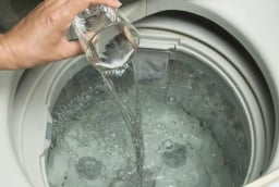 Vì sao nên đổ giấm trắng vào máy giặt?