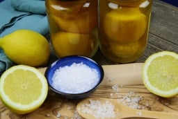 5 người không nên uống nước chanh muối