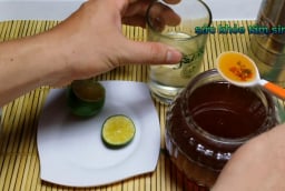 5 người không nên uống nước chanh mật ong