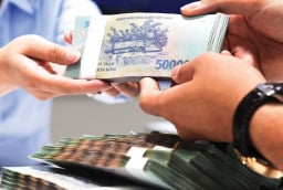 Trả lương từ 5 triệu cho người lao động, doanh nghiệp có bắt buộc chuyển khoản?