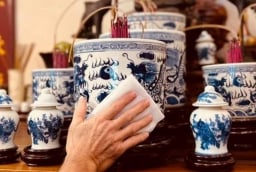 Các chuyên gia phong thủy hướng dẫn cách bao sái bàn thờ, rút tỉa chân nhang đón Tết