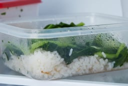 Mang cơm trưa đi làm: 3 món tuyệt đối không để qua đêm kẻo âm thầm hại sức khỏe