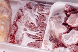 Thịt cấp đông trong tủ lạnh có 3 dấu hiệu này tức là đã hỏng, nên bỏ ngay