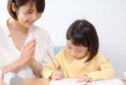 Chuyên gia tâm lý cảnh báo: Khen trẻ “thông minh” có thể vô tình làm giảm sự tự tin