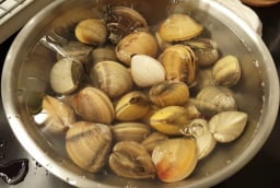 Mẹo làm ngao nhả sạch cát chỉ mất 15 phút