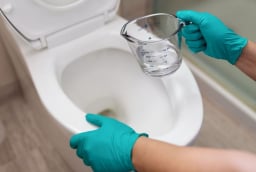 Làm sạch bồn bằng loại nước này, vừa diệt khuẩn, vừa sáng bóng như mới, không cần thuốc tẩy