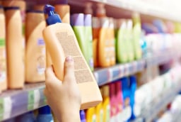Bác sĩ cảnh báo: Mua dầu gội cần tránh loại có 5 thành phần độc hại này
