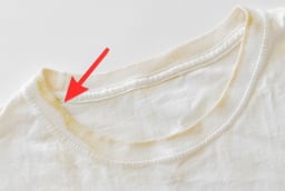 Mẹo làm sạch vết ố vàng trên quần áo trắng bằng baking soda