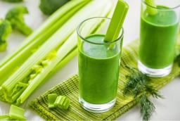 Những người không nên uống nước ép cần tây