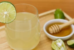 Người bị 5 bệnh này không nên uống nước chanh