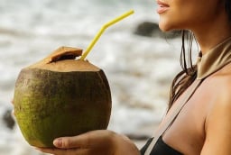 Uống nước dừa thay nước ngọt: thói quen nhỏ giúp kiểm soát cân nặng và cải thiện làn da