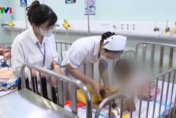 Bé trai 2 tuổi bị mẹ và người tình bạo hành đến nguy kịch: Người thân từ chối chăm sóc