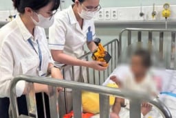 Tình hình mới nhất của bé trai 2 tuổi bị bạo hành ở TP HCM: Qua cơn nguy kịch nhưng tình trạng vẫn nặng