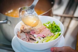 Khi ăn phở, đừng uống cạn nước dùng: Tiến sĩ cảnh báo tác hại nhiều người bỏ qua