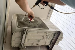 Xịt nước vào cục nóng điều hòa để vệ sinh bụi bẩn có hại máy không?
