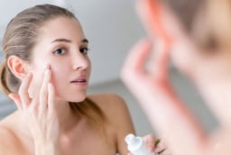 Thức khuya vẫn có thể giữ da căng mịn nếu duy trì đúng chu trình chăm sóc ban đêm