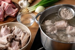 Chần xương nên cho vào từ nước nguội hay đợi nước sôi? Mách bạn mẹo chuẩn để nước hầm thơm ngon