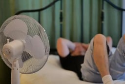 Bật quạt hướng vào đầu hay hướng vào chân là tốt nhất?