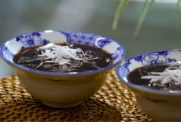 Cho 2 thứ này vào nước đậu đen là phá hỏng tác dụng giải nhiệt, bồi bổ: Đừng có dại!
