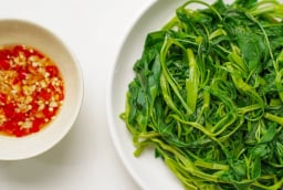 Luộc rau muống đừng thả ngay vào nồi: Bỏ thêm thứ này vào trước rau xanh giòn, không thâm đen