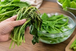 Đừng vội vứt rau hơi héo, làm cách này rau có thể tươi như mới