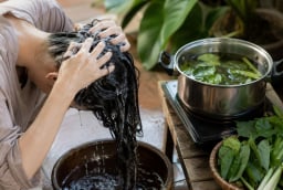 5 loại lá quen thuộc dùng gội đầu giúp tóc mượt không khô, giảm rụng