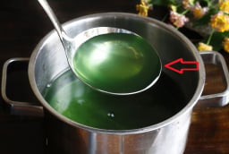 Vì sao nước luộc rau chuyển sang màu xanh đậm? Có ăn được không?