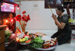 Vì sao cúng thần Tài ngày rằm không thể thiếu hoa?