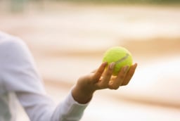 Mẹo chống mỏi chân khi đi máy bay: Chỉ cần một quả bóng tennis và chiếc tất