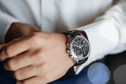 Đeo đồng hồ tay trái hay tay phải thu hút nhiều may mắn hơn?