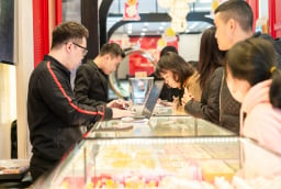 Giá vàng hôm nay 2/6: Vàng miếng tiếp tục lao dốc, nhà đầu tư lo lắng