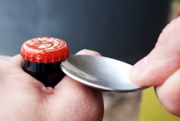 Mẹo khui nắp chai bia trong 3 giây không cần dụng cụ