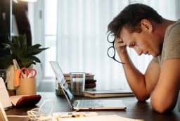 Burnout văn phòng gia tăng khiến nhiều người trẻ dễ bị đột quỵ