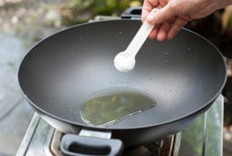 Vì sao khi chiên rán người ta thường thả vài hạt muối vào chảo dầu?