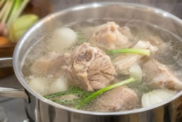 Ninh xương lửa to hay lửa nhỏ, chần xương từ nước sôi hay nước lạnh? Nhiều người đang làm sai